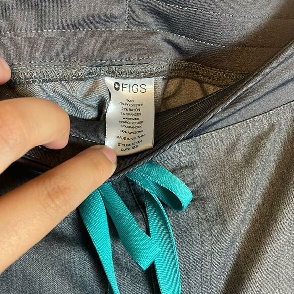 Figs Gray Pant and Top Set Size Large - Picture 5 of 16